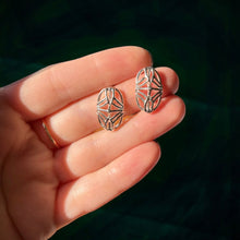 Load image into Gallery viewer, Medium Ripple Oval Studs