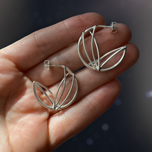 Load image into Gallery viewer, 1&quot; Circle Hoop Earrings, Tulip Design in Argentium Silver
